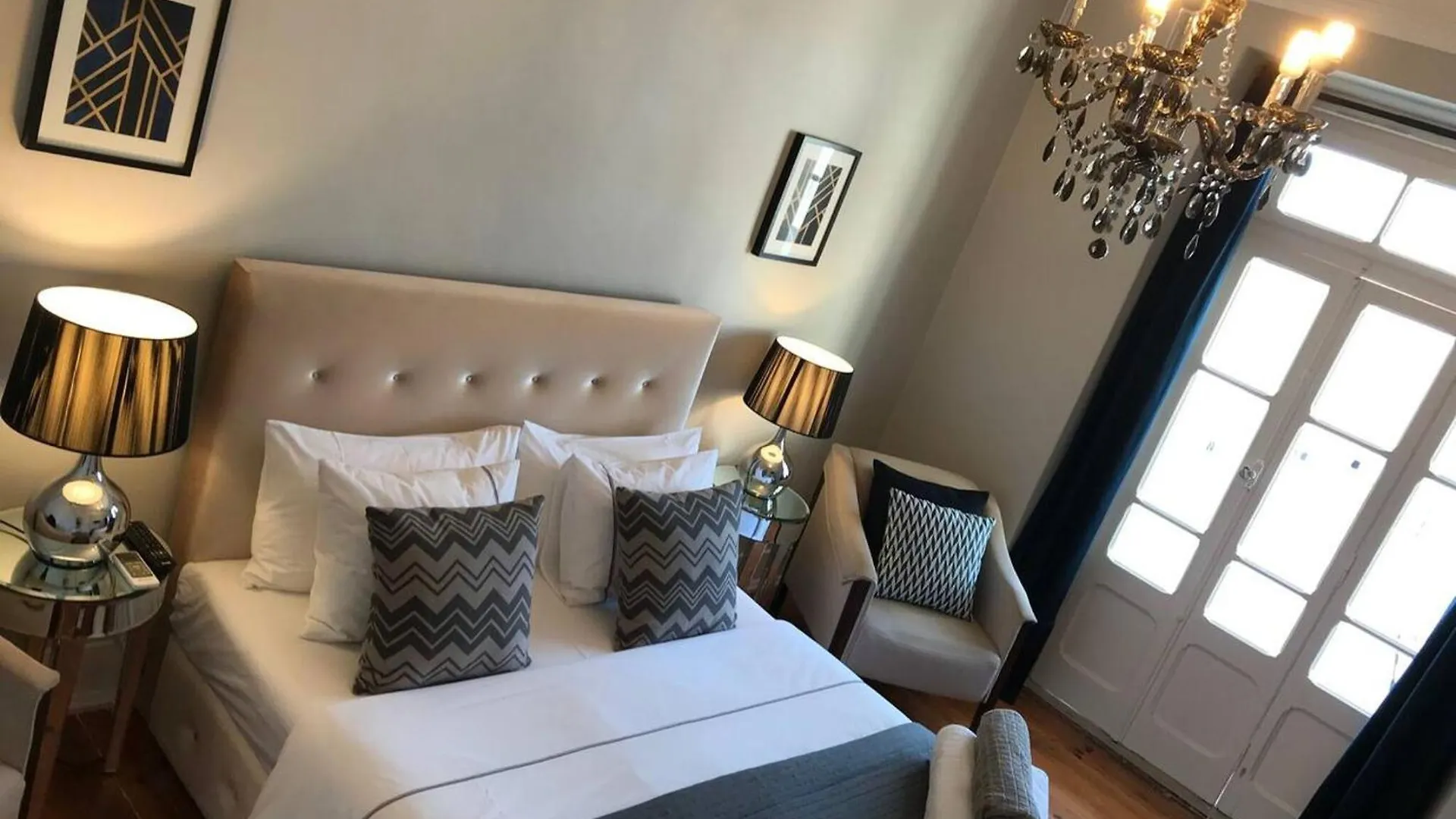 Spacious Apartment In Central Lisbon 120 M² Fireplace