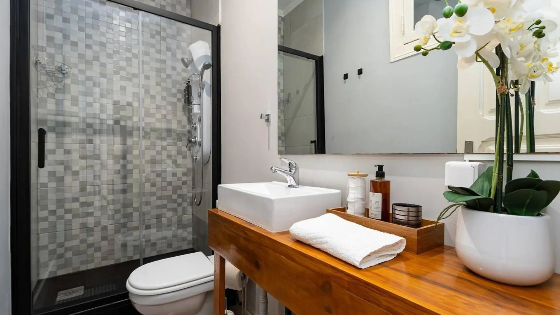 Spacious Apartment In Central Lisbon 120 M² Fireplace 0*,
