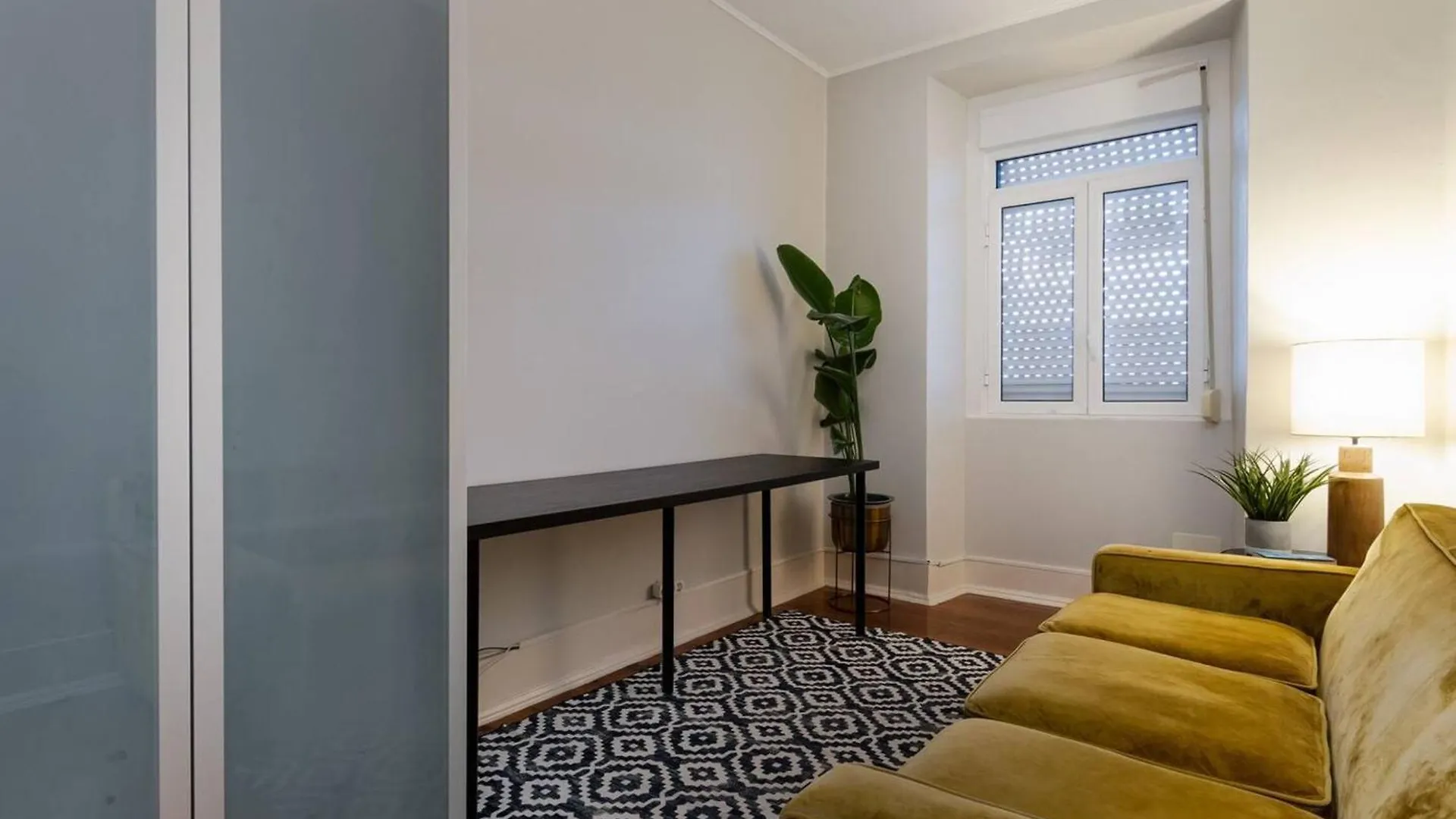 Spacious Apartment In Central Lisbon 120 M² Fireplace