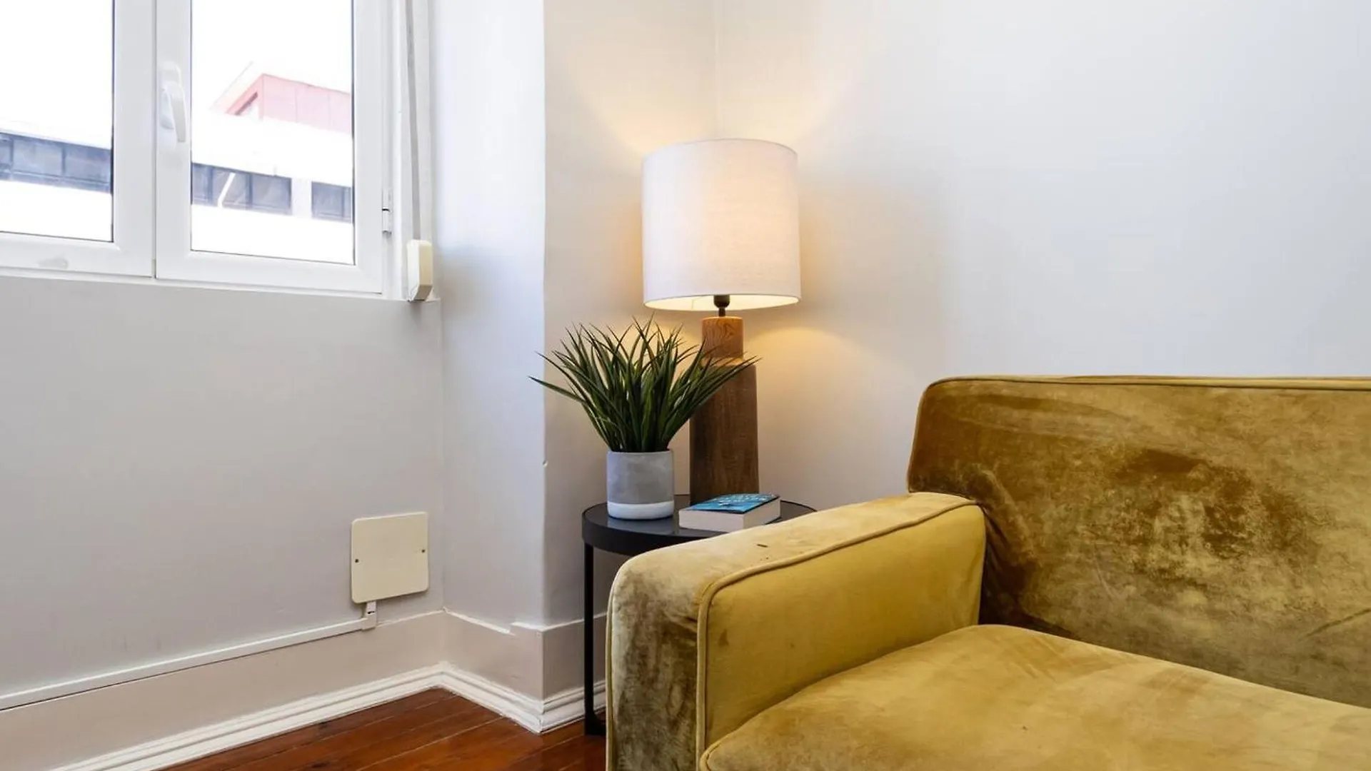 Spacious Apartment In Central Lisbon 120 M² Fireplace