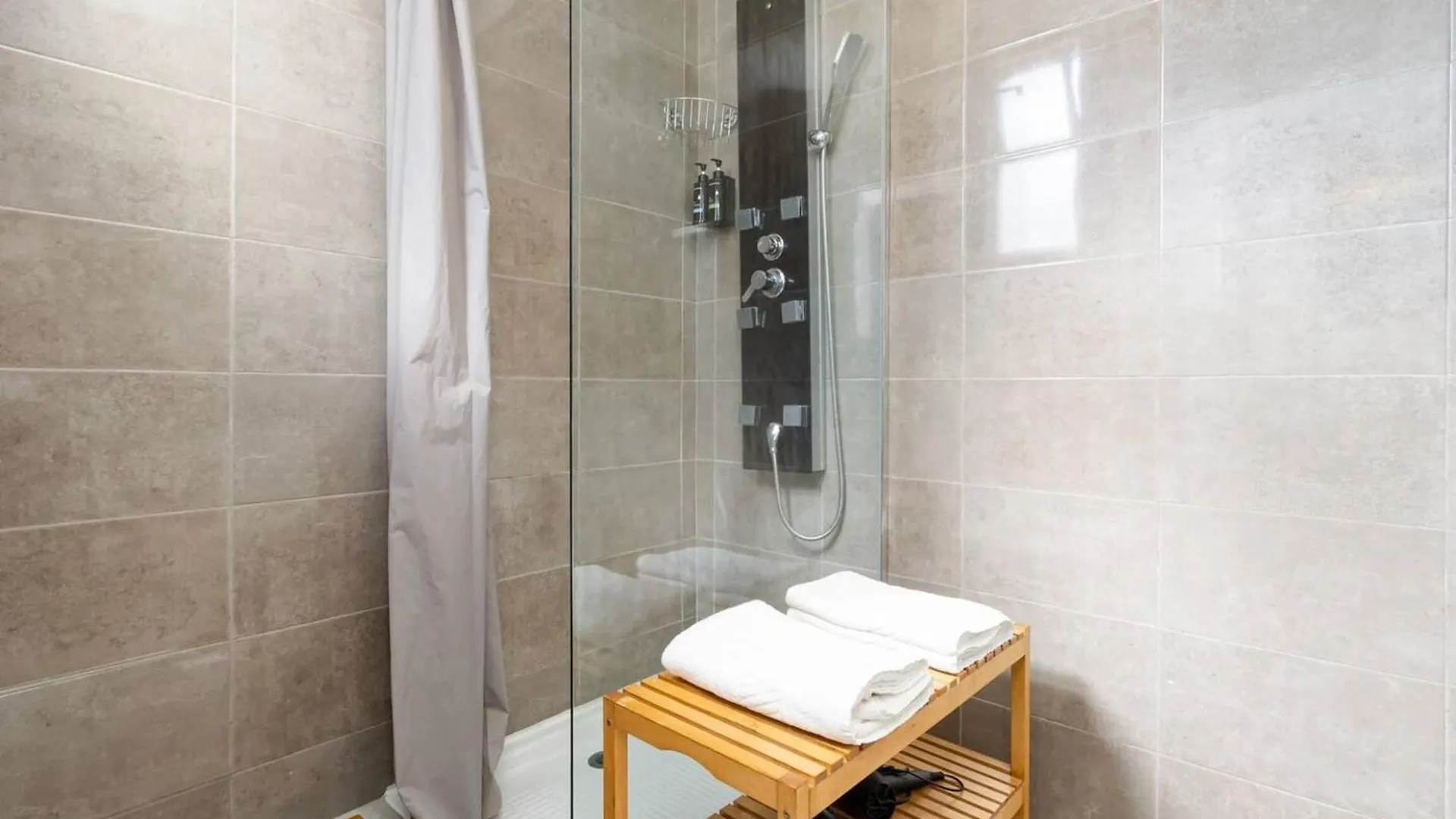Spacious Apartment In Central Lisbon 120 M² Fireplace 0*,  Portugal