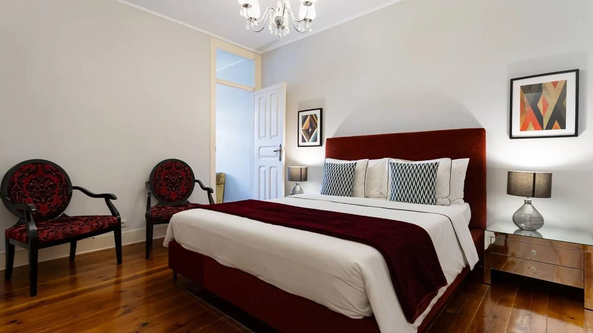 Spacious Apartment In Central Lisbon 120 M² Fireplace